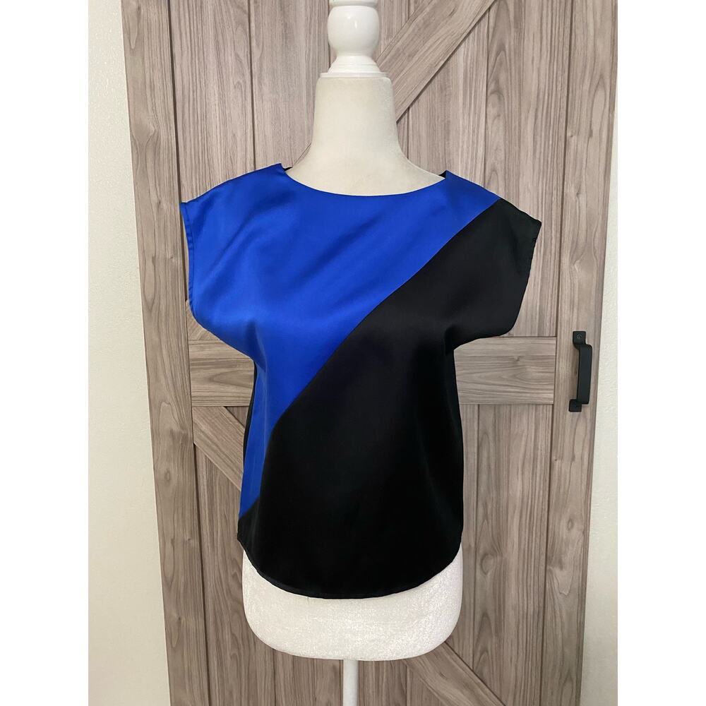 That’s me! Black and blue sleeveless top 3/4